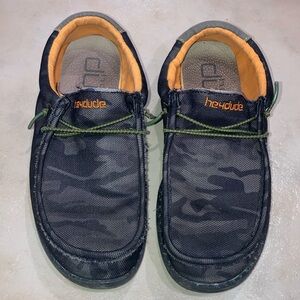 Hey Dude Wally Youth Shoes in Camo in Size Y6 / L7